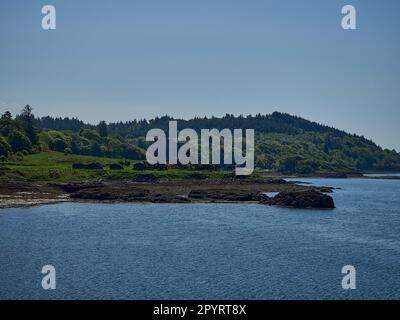 Landschaft rund um das schloss dunvegan in Schottland an einem sonnigen Tag am Ufer eines Sees. Stockfoto