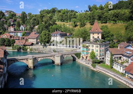 Bern, Schweiz - August 18. 2013: Altstadt von Bern von der Mydegg-Brücke über die Untertor-Brücke und den Fluss Aare Stockfoto