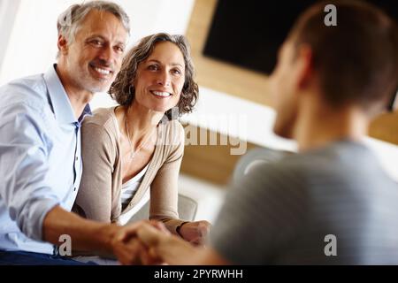 Ohne dich hätte ich es nicht geschafft. Ein reifes Paar, das gute Nachrichten bekommt. Stockfoto