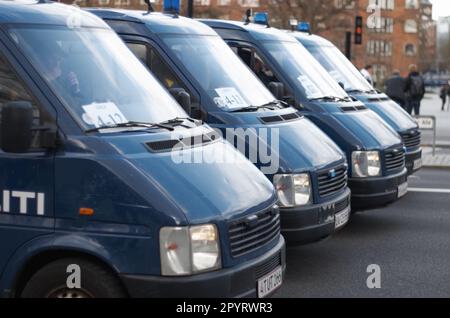 Straße, Stadt und Reihe von Polizeiwagen für einen öffentlichen Dienst und Sicherheit während eines Protests oder marsches. Sicherheit, Kriminalität und Strafverfolgung in einer Schlange Stockfoto