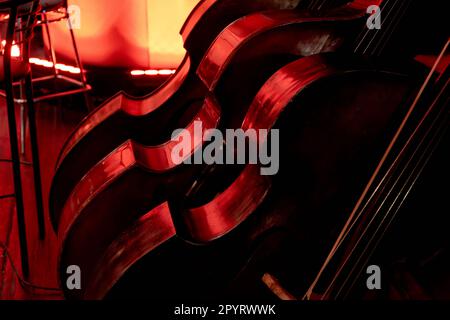 Bild von drei hölzernen Saiteninstrumenten eines Symphonieorchesters mit Doppelbarsch Stockfoto