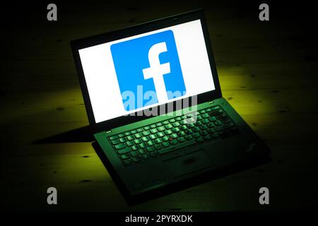 Datei Foto vom 25./03/2018 des Logos der Facebook-Website sozialer Netzwerke wird auf einem Laptop angezeigt. TSB hat eine Warnung bezüglich des Ausmaßes von Social-Media-Betrügereien über Dienste wie Facebook, WhatsApp und Instagram herausgegeben, da laut Angaben der Bank ein erheblicher Teil der Fälle über diese Plattformen erfolgt ist. Ausgabedatum: Freitag, 5. Mai 2023. Stockfoto