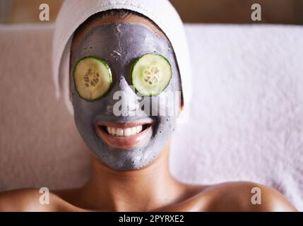 Ich mache meine Haut glücklich. Eine junge Frau, die eine Gesichtsbehandlung in einem Spa genießt. Stockfoto