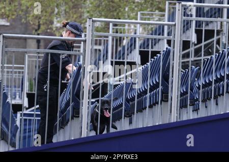 London, Großbritannien. 05. Mai 2023. Ein Polizeihund wird am Samstag, den 6. Mai 2023, vor der Krönung von König Karl III. Verwendet, um einen Sitzbereich in der Nähe der Mall in Westminster zu überprüfen. König Karl trat dem britischen Thron nach dem Tod seiner Mutter, Königin Elisabeth II., am 8. September 2022 bei. Foto: Ben Cawthra/Sipa USA Kredit: SIPA USA/Alamy Live News Stockfoto