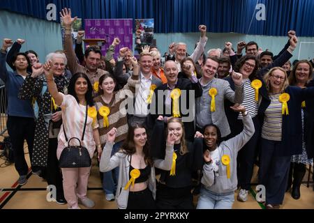 Maidenhead, Großbritannien. 5. Mai 2023. Die Wahlsieger der Liberaldemokraten feiern mit Familienmitgliedern und Anhängern bei der Auszählung der Kommunalwahlen im Königlichen Bezirk Windsor und Maidenhead. Die Konservativen haben nach 16 Jahren die Kontrolle über den Rat von Windsor und Maidenhead verloren. Kredit: Mark Kerrison/Alamy Live News Stockfoto