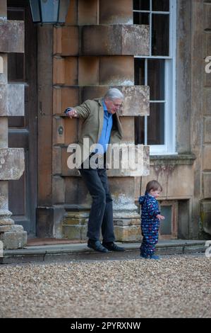 Bristol, Großbritannien. 04. Mai 2023. 4. Mai 2023 Der Herzog von Beaufort unterhält die Kinder während der ersten Pferdeinspektion bei den Badminton Horse Trials 2023, präsentiert vom MARS im Badminton House in der Nähe von Bristol, Gloucestershire, England, Großbritannien. Kredit: Jonathan Clarke/Alamy Live News Stockfoto