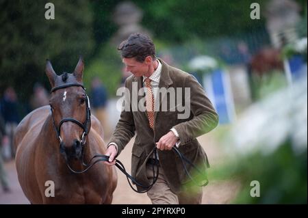 William Fox-Pitt und Grafennacht vertreten GREAT UK. 4. Mai 2023. Während der ersten Pferdeinspektion bei den Badminton Horse Trials 2023, präsentiert von MARS im Badminton House bei Bristol, Gloucestershire, England, Großbritannien. Kredit: Jonathan Clarke/Alamy Live News Stockfoto