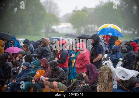 Bristol, Großbritannien. 04. Mai 2023. 4. Mai 2023 Zuschauer bei einem Regenschauer bei der First Horse Inspection bei den Badminton Horse Trials 2023, präsentiert vom MARS im Badminton House bei Bristol, Gloucestershire, England, Großbritannien. Kredit: Jonathan Clarke/Alamy Live News Stockfoto