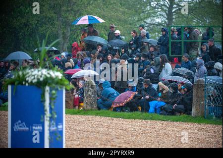 Bristol, Großbritannien. 04. Mai 2023. 4. Mai 2023 Zuschauer bei einem Regenschauer bei der First Horse Inspection bei den Badminton Horse Trials 2023, präsentiert vom MARS im Badminton House bei Bristol, Gloucestershire, England, Großbritannien. Kredit: Jonathan Clarke/Alamy Live News Stockfoto