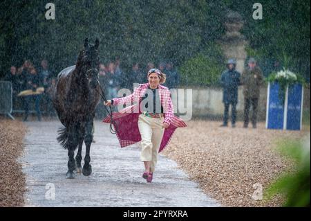 Bristol, Großbritannien. 04. Mai 2023. 4. Mai 2023 Laura Collett und Dacapo während der ersten Pferdeinspektion bei den Badminton Horse Trials 2023, präsentiert von MARS im Badminton House bei Bristol, Gloucestershire, England, Großbritannien. Kredit: Jonathan Clarke/Alamy Live News Stockfoto