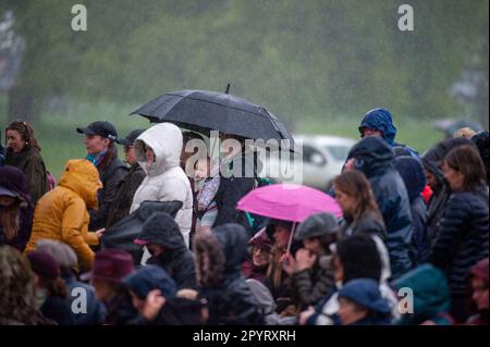 Bristol, Großbritannien. 04. Mai 2023. 4. Mai 2023 Zuschauer bei einem Regenschauer bei der First Horse Inspection bei den Badminton Horse Trials 2023, präsentiert vom MARS im Badminton House bei Bristol, Gloucestershire, England, Großbritannien. Kredit: Jonathan Clarke/Alamy Live News Stockfoto