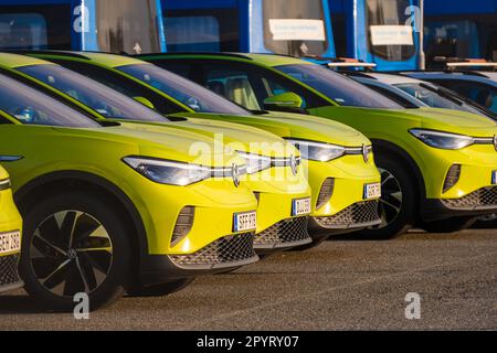 Göteborg, Schweden - Juli 30 2022: Grüne 2022 Volkswagen ID.4 Elektroautos auf einem Parkplatz Stockfoto