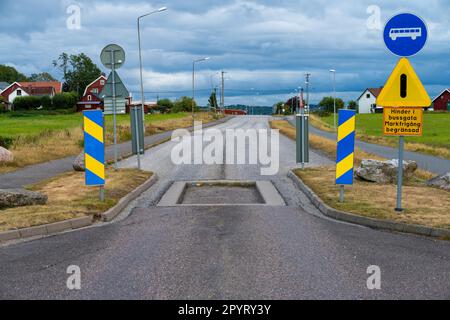 Mölndal, Schweden - september 10 2022: Autofalle, die nur Busse und nicht Autos durchlassen soll Stockfoto