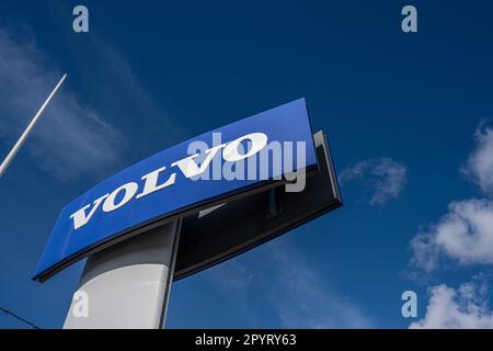 Göteborg, Schweden - september 21 2022: Großes blaues Volvo-Schild auf einem großen grauen Pylon Stockfoto