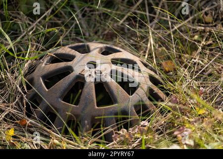 Göteborg, Schweden - Oktober 13 2022: Abdeckung der Abflusslöcher im Gras Stockfoto