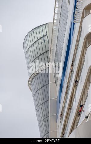 Göteborg, Schweden - Oktober 29 2022: Passagiere auf dem Balkon von Kreuzfahrtschiffen Stockfoto