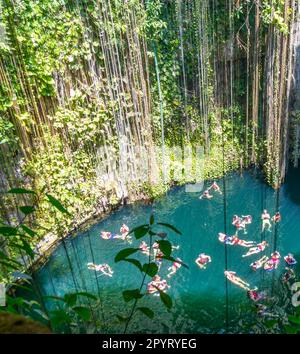 Menschen schwimmen im Kalksteinbecken, Cenote Ik kil, Pisté, Yucatan, Mexiko Stockfoto