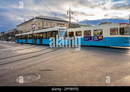 Göteborg, Schweden - november 13 2022: Straßenbahnen durch Brunnsparken Stockfoto