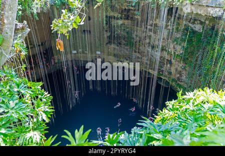 Menschen schwimmen im Kalksteinbecken, Cenote Ik kil, Pisté, Yucatan, Mexiko Stockfoto