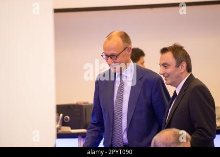 München, Deutschland. 04. Mai 2023. CDU-Vorsitzender und Fraktionsführer Friedrich Merz auf der Pressekonferenz der EVP zu ihrer politischen Versammlung, einem kleinen Parteikongress, am 4. Mai 2023 in München. (Foto: Alexander Pohl/Sipa USA) Guthaben: SIPA USA/Alamy Live News Stockfoto