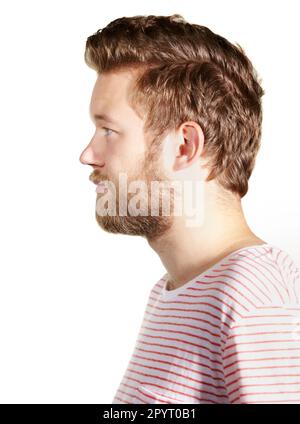 Lässig gutaussehend. Ein verkürztes Profil eines bärtigen jungen Mannes, isoliert auf Weiß. Stockfoto