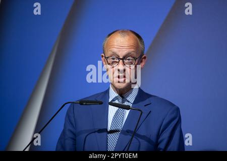 München, Deutschland. 04. Mai 2023. CDU-Vorsitzender und Fraktionsführer Friedrich Merz auf der Pressekonferenz der EVP zu ihrer politischen Versammlung, einem kleinen Parteikongress, am 4. Mai 2023 in München. (Foto: Alexander Pohl/Sipa USA) Guthaben: SIPA USA/Alamy Live News Stockfoto