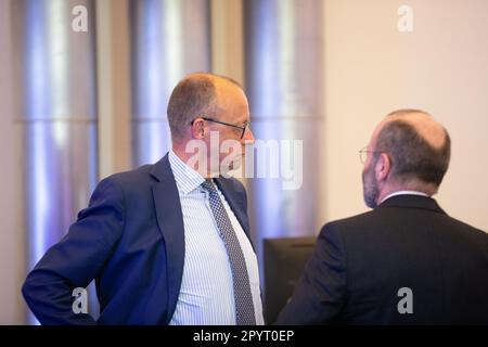 München, Deutschland. 04. Mai 2023. Friedrich Merz und Manfred Weber auf der Pressekonferenz der EVP zu ihrer politischen Versammlung, einem kleinen Parteikongress, am 4. Mai 2023 in München. (Foto: Alexander Pohl/Sipa USA) Guthaben: SIPA USA/Alamy Live News Stockfoto