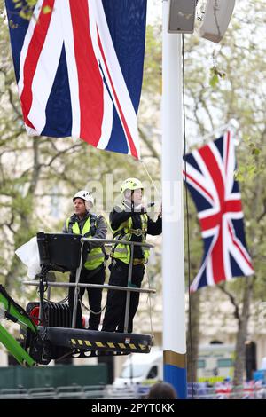 London, Großbritannien. 05. Mai 2023. Letzte Vorbereitungen für eine Fahnenstange in der Mall vor der Krönung von König Karl III. Am Samstag, den 6. Mai 2023. König Karl trat dem britischen Thron nach dem Tod seiner Mutter, Königin Elisabeth II., am 8. September 2022 bei. Foto: Ben Cawthra/Sipa USA Kredit: SIPA USA/Alamy Live News Stockfoto