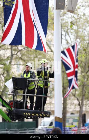 London, Großbritannien. 05. Mai 2023. Letzte Vorbereitungen für eine Fahnenstange in der Mall vor der Krönung von König Karl III. Am Samstag, den 6. Mai 2023. König Karl trat dem britischen Thron nach dem Tod seiner Mutter, Königin Elisabeth II., am 8. September 2022 bei. Foto: Ben Cawthra/Sipa USA Kredit: SIPA USA/Alamy Live News Stockfoto