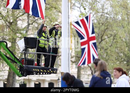 London, Großbritannien. 05. Mai 2023. Letzte Vorbereitungen für eine Fahnenstange in der Mall vor der Krönung von König Karl III. Am Samstag, den 6. Mai 2023. König Karl trat dem britischen Thron nach dem Tod seiner Mutter, Königin Elisabeth II., am 8. September 2022 bei. Foto: Ben Cawthra/Sipa USA Kredit: SIPA USA/Alamy Live News Stockfoto