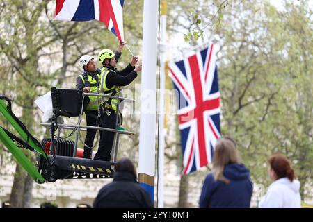 London, Großbritannien. 05. Mai 2023. Letzte Vorbereitungen für eine Fahnenstange in der Mall vor der Krönung von König Karl III. Am Samstag, den 6. Mai 2023. König Karl trat dem britischen Thron nach dem Tod seiner Mutter, Königin Elisabeth II., am 8. September 2022 bei. Foto: Ben Cawthra/Sipa USA Kredit: SIPA USA/Alamy Live News Stockfoto