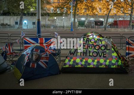 London, Großbritannien. 4. Mai 2023 Königliche Fans verbringen die Nacht in der Mall in der Nähe des Buckingham Palace in ihrem so genannten „King Charles“ Camp, um einen erstklassigen Platz vor der Krönung am Samstag, den 6. Zu bekommen. Kredit: Guy Corbishley/Alamy Live News Stockfoto