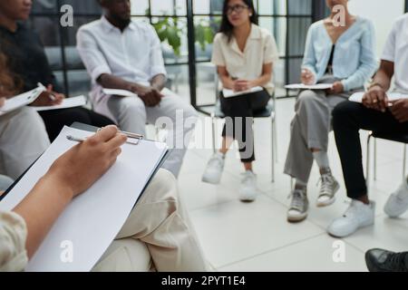 Praktikanten, die an einer Schulung für Business-Teams in einem Co-Büro teilnehmen. Positive Stimmung und unterhaltsame Session. Stockfoto