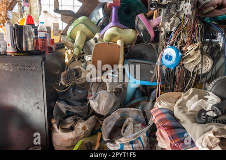 Heimlager für Ersatzteile, Materialien und Werkzeuge für den Handwerker Stockfoto