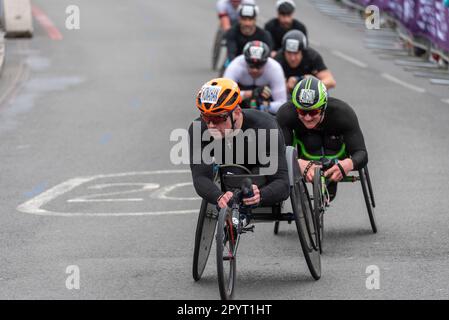 Patrick Monahan, führende Athleten, die am TCS London Marathon 2023 teilnehmen und Tower Hill, London, Großbritannien, durchqueren. Rollstuhlsportler. Para-Athlet. Stockfoto