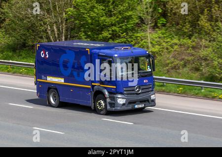 2019 blauer Mercedes Benz Actros G4S Diesel 7698 cm3 gepanzerter Sicherheitsbus mit Notluke auf der Autobahn M6, Großbritannien Stockfoto