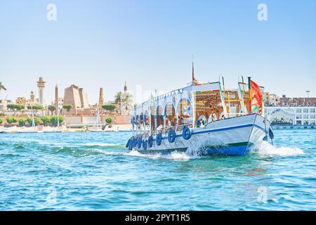 Ausflugsboot auf dem Nil in Luxor Ägypten Stockfoto