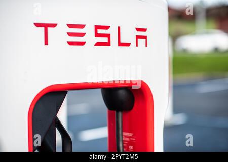 Göteborg, Schweden - dezember 03 2022: Vor kurzem installierte Tesla Supercharger sind einsatzbereit Stockfoto