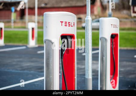 Göteborg, Schweden - dezember 03 2022: Vor kurzem installierte Tesla Supercharger sind einsatzbereit Stockfoto