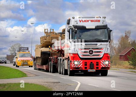 Mercedes-Benz-Lkw transportiert amerikanischen M1 Abrams Militärpanzer auf Auflieger. Konvoi mit 3 außergewöhnlichen Ladungstransporten. Salo, Finnland. 28. April 2023. Stockfoto
