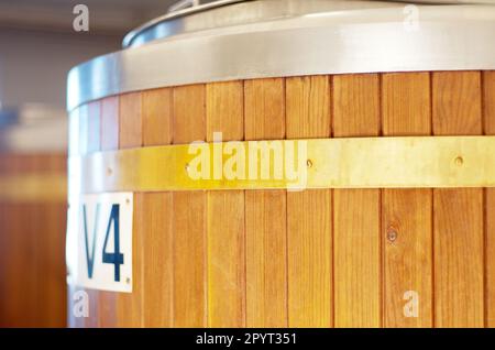 Brauerei, Fass und Fass für Bier, Alkohol und Brauprozess im Lager. Holz-, Fass- und alkoholische Getränke in einer Destillerie zur Lagerung Stockfoto