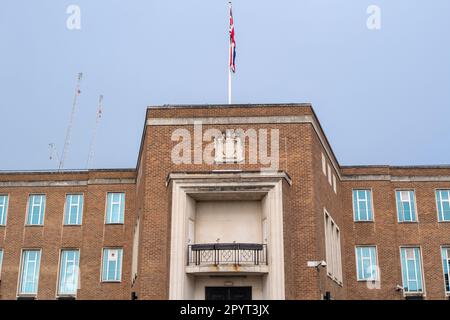 Maidenhead, Berkshire, Großbritannien. 5. Mai 2023. Maidenhead Rathaus. Nach den gestrigen Kommunalwahlen hat die konservative Partei enorme Verluste in den englischen Stadtteilen gemacht. Die ehemalige konservative Hochburg Windsor und Maidenhead wurde von den Liberaldemokraten eingenommen. Die Ergebnisse für alle Stationen bei den Wahlen zwischen Windsor und Maidenhead wurden verkündet. Die neue Zusammensetzung der Sitze des rates lautet jetzt Liberaldemokraten 22, Konservative 7, die übrigen Sitze gehen an unabhängige. Kredit: Maureen McLean/Alamy Live News Stockfoto