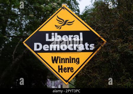 Maidenhead, Berkshire, Großbritannien. 5. Mai 2023. Ein Siegerschild der Liberaldemokraten in Cookham, Maidenhead. Nach den gestrigen Kommunalwahlen hat die konservative Partei enorme Verluste in den englischen Stadtteilen gemacht. Die ehemalige konservative Hochburg Windsor und Maidenhead wurde von den Liberaldemokraten eingenommen. Die Ergebnisse für alle Stationen bei den Wahlen zwischen Windsor und Maidenhead wurden verkündet. Die neue Zusammensetzung der Sitze des rates lautet jetzt Liberaldemokraten 22, Konservative 7, die übrigen Sitze gehen an unabhängige. Kredit: Maureen McLean/Alamy Live News Stockfoto