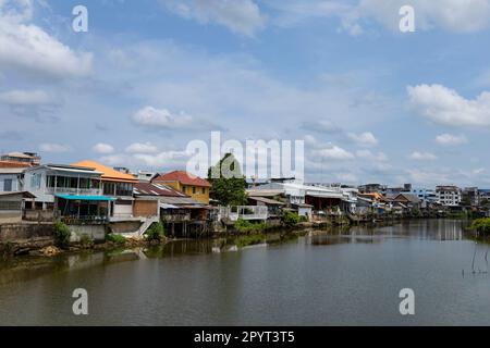 Dorf in der Nähe des Flusses, Chanthaburi Altstadt am Wasser, Wahrzeichen mit altem Baudorf in Chanthaburi Thailand. Stockfoto