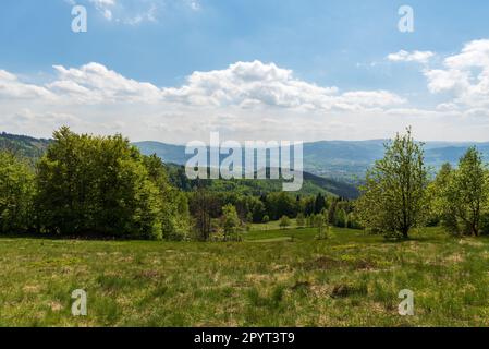 Wunderschöne Aussicht auf den Gipfel des Filipka-Hügels im Slezske Beskydy-Gebirge in der tschechischen republik während des Frühlings mit blauem Himmel und Wolken Stockfoto