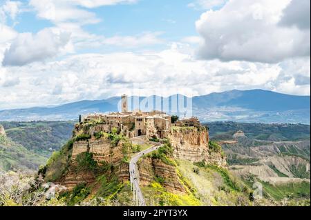 Das alte Dorf Civita di Bagnoregio auf einem Hügel, Italien, an einem sonnigen Tag Stockfoto