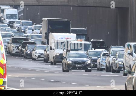 Birmingham, West Midlands, 5. Mai 2023 - die Coronation Bank Holiday Traffic begann heute Morgen auf der A38M Autobahn in Birmingham zu bauen, als Tausende auf die Straßen für die Kings Coronation fuhren. Quelle: Stop Press Media/Alamy Live News Stockfoto