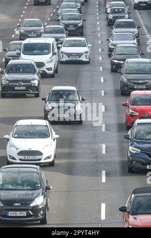 Birmingham, West Midlands, 5. Mai 2023 - die Coronation Bank Holiday Traffic begann heute Morgen auf der A38M Autobahn in Birmingham zu bauen, als Tausende auf die Straßen für die Kings Coronation fuhren. Quelle: Stop Press Media/Alamy Live News Stockfoto