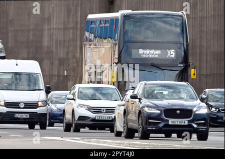 Birmingham, West Midlands, 5. Mai 2023 - die Coronation Bank Holiday Traffic begann heute Morgen auf der A38M Autobahn in Birmingham zu bauen, als Tausende auf die Straßen für die Kings Coronation fuhren. Quelle: Stop Press Media/Alamy Live News Stockfoto