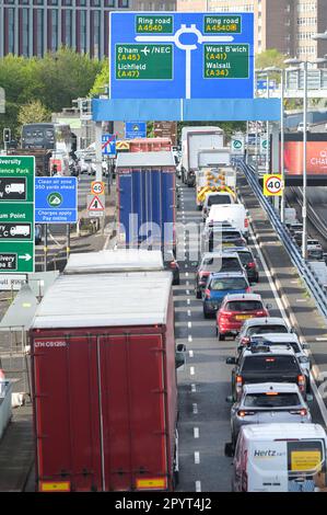 Birmingham, West Midlands, 5. Mai 2023 - die Coronation Bank Holiday Traffic begann heute Morgen auf der A38M Autobahn in Birmingham zu bauen, als Tausende auf die Straßen für die Kings Coronation fuhren. Quelle: Stop Press Media/Alamy Live News Stockfoto